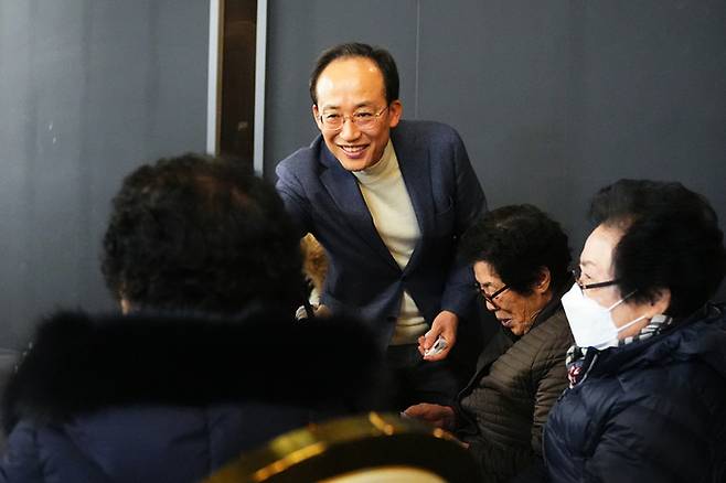 ▲ 추경호 국민의힘 대구시장 후보가 시민과 인사하며 미소짓고 있다. 추경호 후보 선거캠프 제공