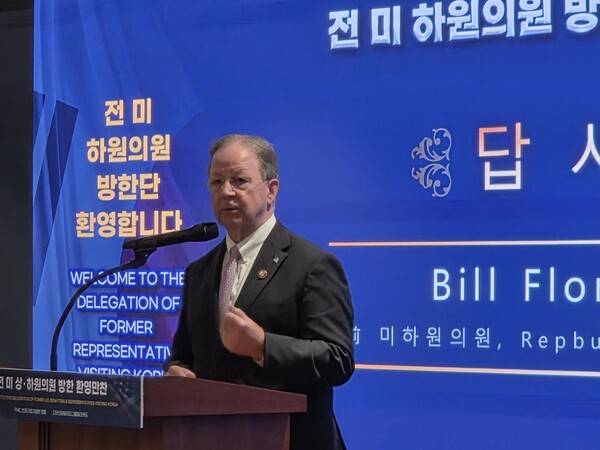 14일 서울 삼성동 오크우드 프리미어 코엑스센터에서 열린 미국 전직 연방하원의원 방한 기념 만찬 행사에서&nbsp;빌 플로리스 전 의원이 답사를 하고 있다. [출처=이수진 기자]