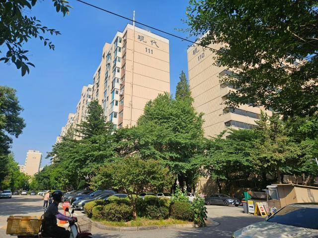 서울 강남구 압구정2구역(신현대 9·11·12차)에 단지 내 모습. [사진=백소희 기자]