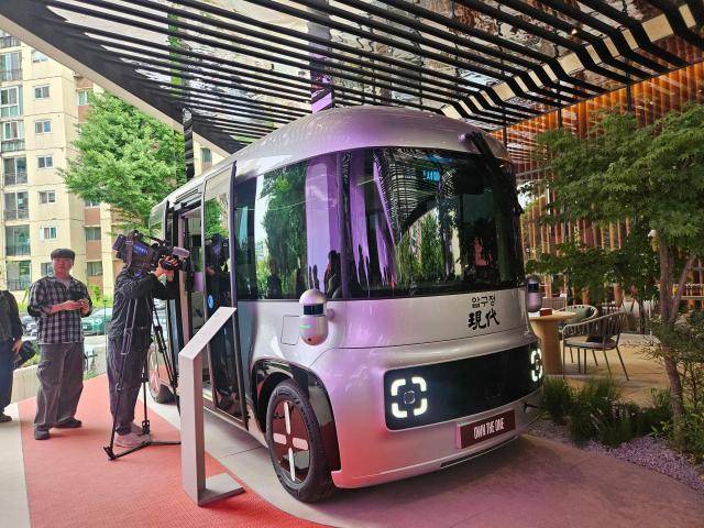 서울 강남구 압구정 현대 아파트 86동 앞에 전시된 DRT 무인 셔틀. [사진=백소희 기자