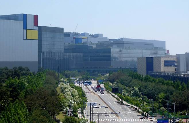 삼성전자 노사가 사후조정 최종일에도 성과급 지급을 둘러싼 이견을 끝내 좁히지 못해 협상이 결렬되면서 총파업이 현실화할 가능성이 커지는 가운데 13일 경기 평택시 삼성전자 평택캠퍼스에 긴장감이 흐르고 있다. 정부는 추가 조정이 가능하다는 입장이지만 노조가 파업 입장을 고수하고 있어 최후 수단인 긴급조정권 발동 가능성도 흘러나오는 분위기다. 신태현 기자 holjjak@