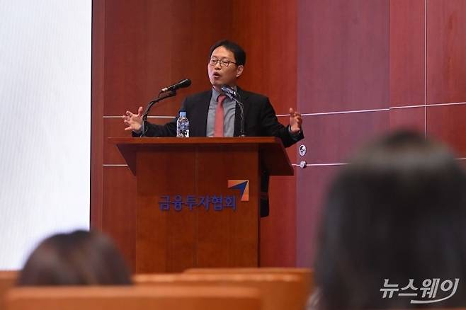 김장열 유니스토리자산운용 본부장이 14일 오후 서울 여의도 금융투자협회에서 열린 제8회 뉴스웨이 주식콘서트('부의 물길 바뀐다:AI 패권과 반도체 슈퍼사이클')에서 'AI, 반도체 핵심 전략:슈퍼사이클 그 이후' 주제로 강연하고 있다. 사진=강민석 기자