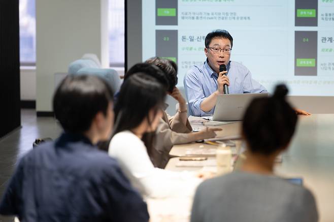 최학희 시니어라이프비즈니스 대표가 ‘AI 시대 넥스트 에이징의 미래’를 주제로 강연하고 있다. 최 대표는 이날 강연에서 시니어 비즈니스를 “길어진 삶의 불안을 신뢰로 바꾸는 산업”으로 설명하며, 초고령사회에서 몸과 집, 돈, 일, 관계를 아우르는 노후 삶의 인프라 재설계가 필요하다고 강조했다.(이준호 기자)