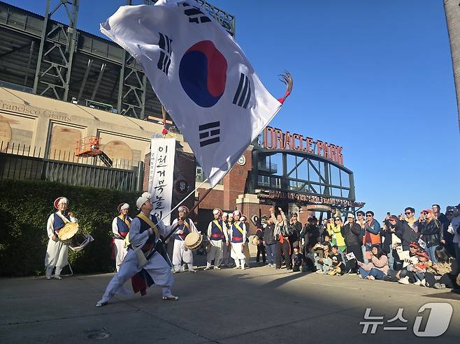 이천통신사가 미국 현지에서 이천거북놀이를 공연하고 있는 모습.(이천시 제공)