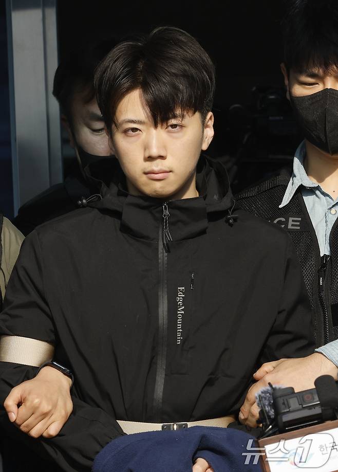 광주 도심에서 일면식도 없는 10대 여고생을 살해한 장윤기 씨가 14일 오전 광주 서부경찰서에서 검찰로 송치되고 있다. 2026.5.14 ⓒ 뉴스1 김태성 기자