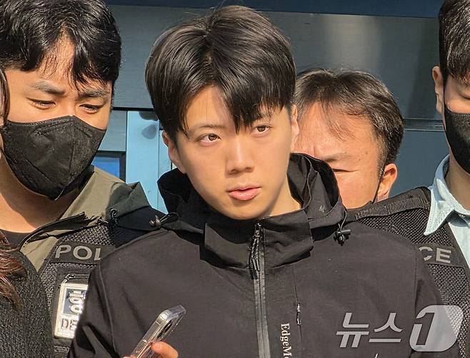 어린이날 광주 도심에서 일면식 없는 여고생을 살해해 살인·살인미수 등의 혐의를 받는 장윤기(23)가 14일 오전 광주 서부경찰서에서 검찰에 송치되고 있다. 장윤기는 이날 광주에선 처음으로 신상이 공개됐다. 2026.5.14 ⓒ 뉴스1 이수민 기자