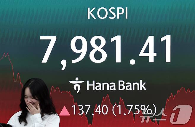14일 오후 서울 중구 하나은행 본점 딜링룸 전광판에 코스피 지수 등 종가가 표시되고 있다.  2026.5.14 ⓒ 뉴스1 구윤성 기자