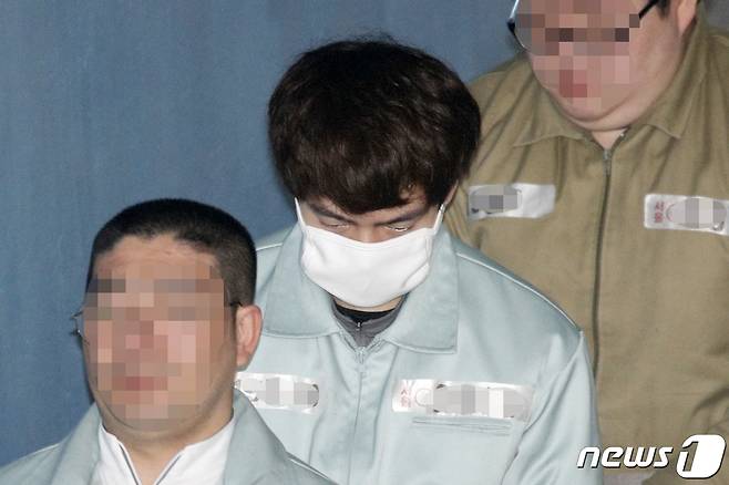 무면허 음주운전을 하다가 추돌사고를 낸 뒤 현장에서 도주한 혐의로 구속 기소된 배우 손승원이 2019년 3월 서울 서초구 중앙지방법원에서 열린 도로교통법위반 등 공판기일에 출석하고 있다. 2019.3.14 ⓒ 뉴스1 안은나 기자