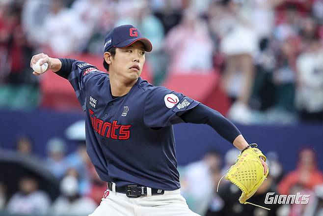 롯데 현도훈이 3일 인천SSG랜더스필드에서 열린 2026 KBO리그 정규시즌 SSG전에 등판해 역투하고 있다. 사진 | 롯데 자이언츠