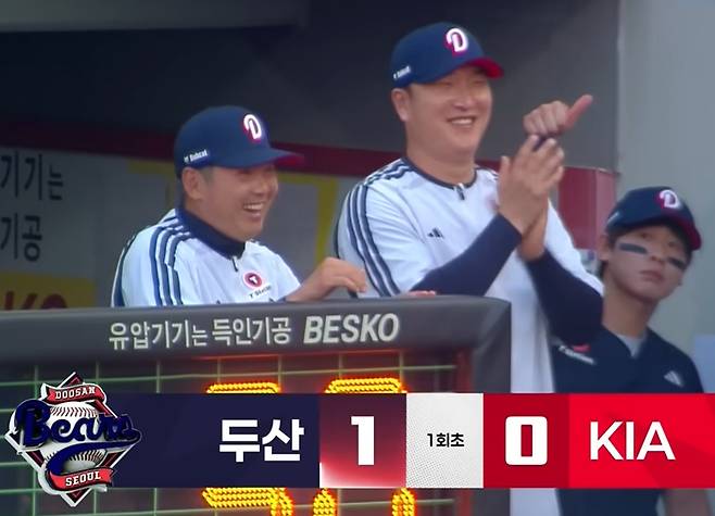 두산 박준순 3경기 연속 홈런에 즐거워하는 두산 김원형 감독, 이진영 코치, 박찬호. 사진 | SPOTV