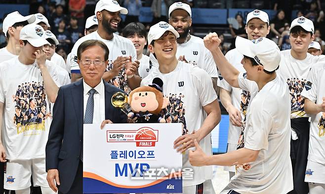 부산 KCC 허훈이 13일 고양소노아레나에서 열린 2025~2026 프로농구 고양 소노와 챔프언결정전 5차전 후 열린 시상식에서 MVP 트로피를 받은 후 허웅의 축하를 받으며 포즈를 취하고 있다. 고양 | 최승섭 기자 thunder@sportsseoul.com