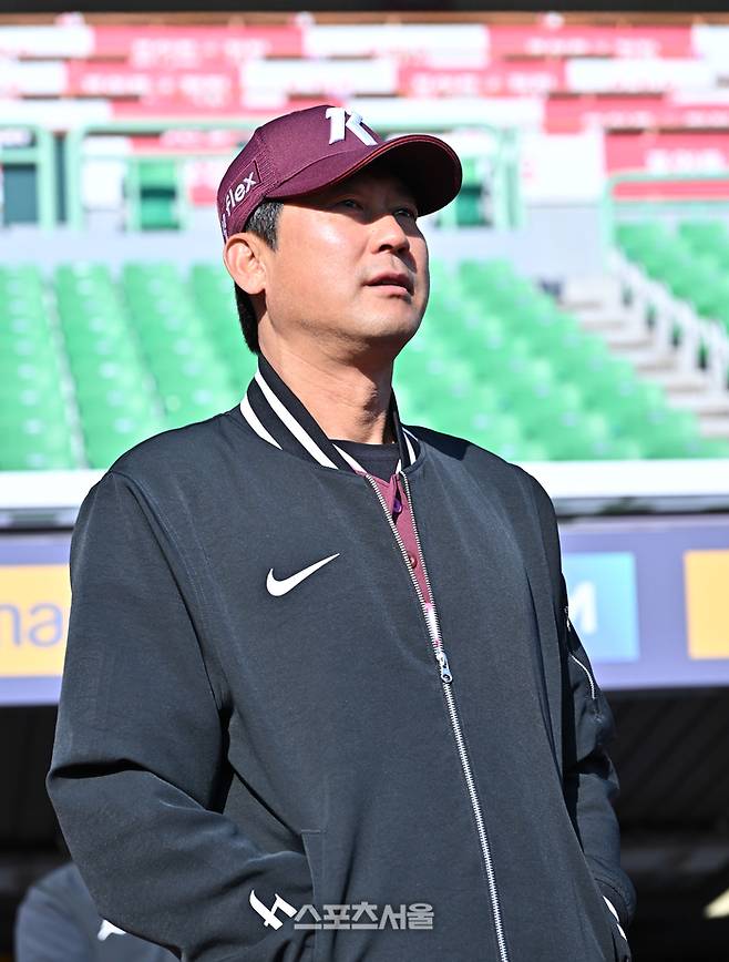 키움 설종진 감독이 2일 인천SSG랜더스필드에서 열린 2026 KBO리그 SSG전에 앞서  미팅 중인 선수단을 바라보고 있다. 문학 | 박진업 기자 upandup@sportsseoul.com