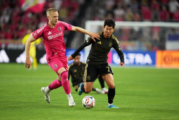 손흥민의 LAFC는 14일(한국시간) 미국 미주리주 세인트루이스 에너자이저 파크에서 열린 MLS 13라운드 원정 경기에서 정상빈이 속한 세인트루이스 시티에 1-2로 패했다.(13일(현지 시간) LA FC의 손흥민(오른쪽)이 미 미주리주 세인트루이스 에너자이저 파크에서 열린 2026 MLS 13라운드 세인트루이스 시티 SC와 경기 중 공을 다투고 있다). /사진=뉴시스