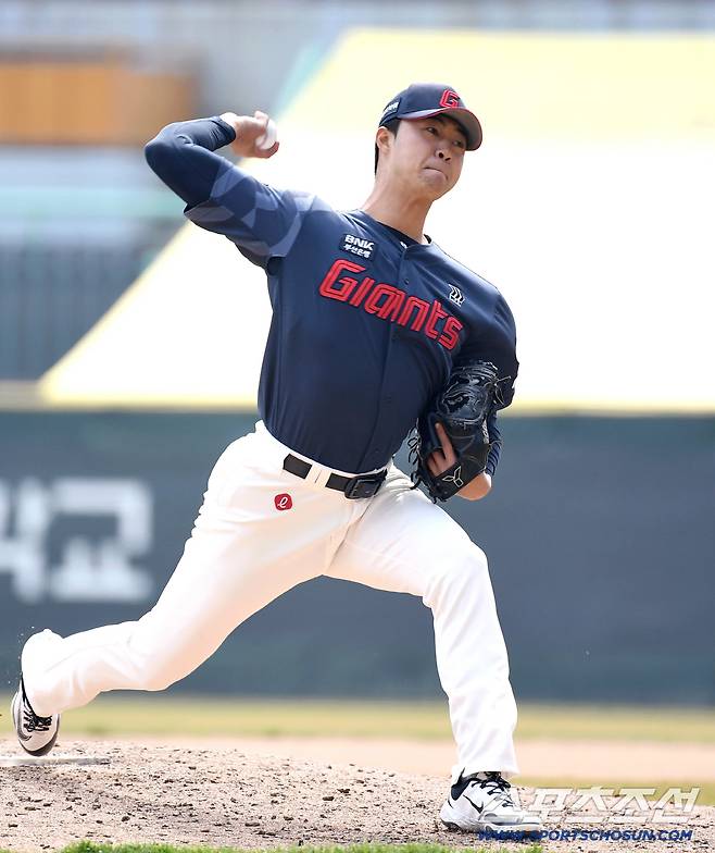 24일 인천 SSG랜더스필드에서 열린 KBO리그 시범경기 롯데와 SSG의 경기. 투구하는 롯데 윤성빈. 인천=송정헌 기자songs@sportschosun.com/2026.03.24/