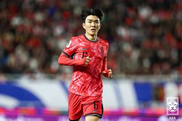 발등 인대 부상으로 북중미행을 장담할 수 없는 대표팀 중원 핵심 황인범. ⓒKFA