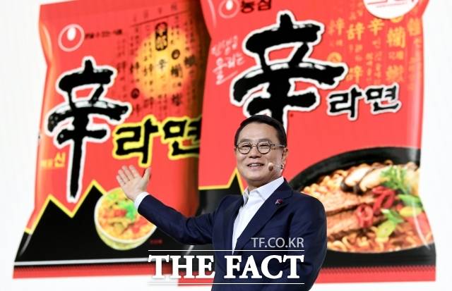 조용철 농심 대표이사가 13일 오전 서울 중구 롯데호텔 서울크리스탈볼룸에서 열린 농심 신라면 40주년 기자간담회에서 포즈를 취하고 있다. /박상민 기자