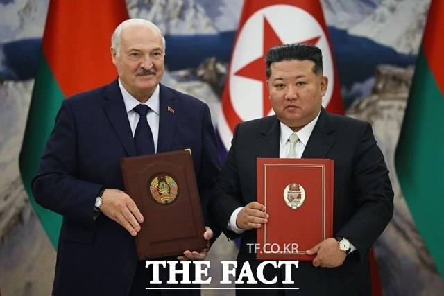김정은 북한 국무위원장이 지난 3월 26일 평양에서 알렉산드르 루카셴코 벨라루스 대통령과 정상회담을 갖고 체결한 교육 협정과 보건·체육 양해각서 전문이 13일 확인됐다. /AP. 뉴시스