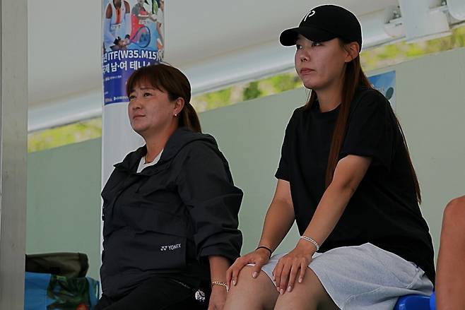 관중석에서 동생의 경기를 지켜보는 정영원(오른쪽)과 신미란 코치