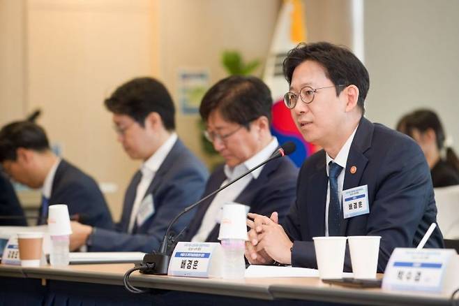 13일 오후 서울 광화문 국가과학기술자문회의에서 열린 '과학기술·인공지능 미래전략회의' 출범식 첫 회의에서 배경훈 부총리 겸 과학기술정보통신부 장관이 발언하고 있다.