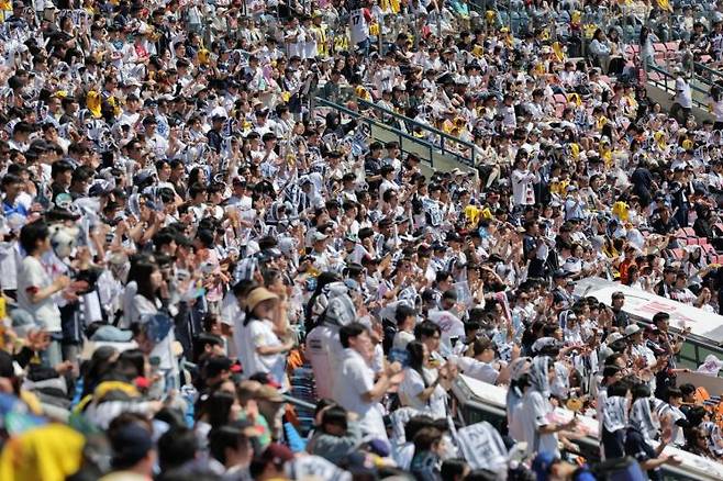 어린이날인 5일  KBO 프로야구 두산 베어스와 LG 트윈스의 경기가 열린 서울 잠실야구장에서 관중들이 응원하는 모습. 사진은 기사의 특정 내용과 관련 없음. 연합뉴스