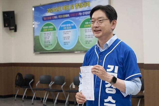 김경수 더불어민주당 경남도지사 예비후보가 경남선거관리위원회를 찾아 제9회 전국동시지방선거 본 후보 등록을 마치고 후보 등록 접수증을 들어 보이고 있다. [사진제공=김경수 후보 캠프]