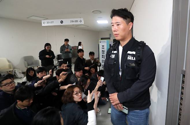 최승호 초기업노조 삼성전자지부 위원장이 13일 새벽 세종시 정부세종청사 중앙노동위원회에서 열린 사후조정 회의가 최종 결렬되자 협상장을 떠나기에 앞서 입장을 밝히고 있다. /신현종 기자
