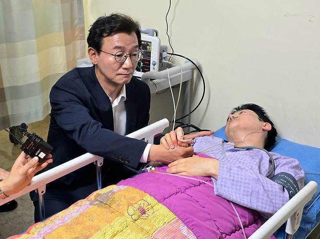 전재수 민주당 부산시장 후보가 정이한 개혁신당 부산시장 후보의 손을 잡고 위로의 말을 전하고 있다. /뉴스1