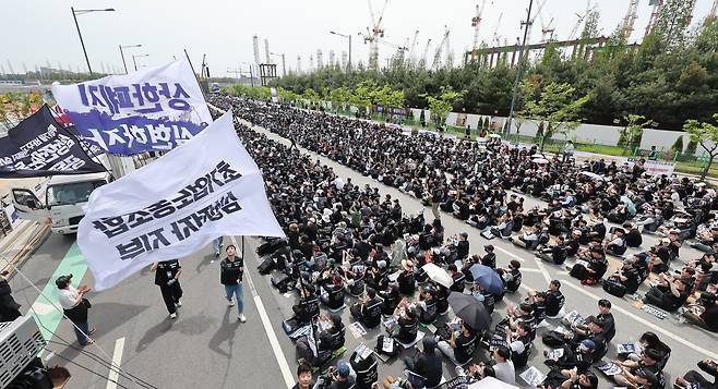 지난 4월 23일 경기 평택시 삼성전자 평택캠퍼스 앞에서 열린 삼성전자 노동조합 공동투쟁본부의 '투명하게 바꾸고, 상한폐지 실현하자-4/23 투쟁 결의대회가 열리고 있다. /장련성 기자