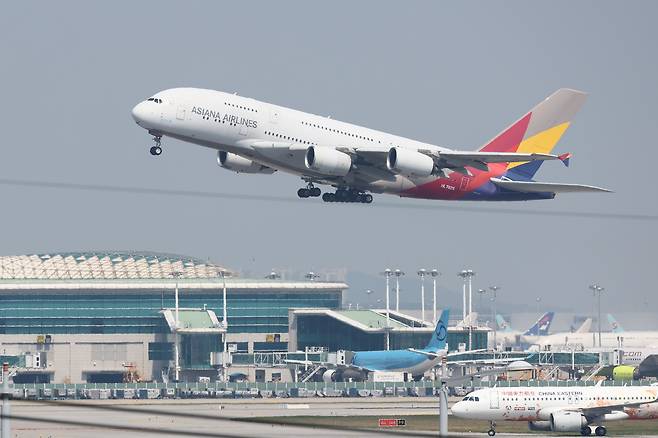 지난 14일 오후 인천국제공항 활주로에서 아시아나 항공기가 이륙하고 있다. /뉴시스