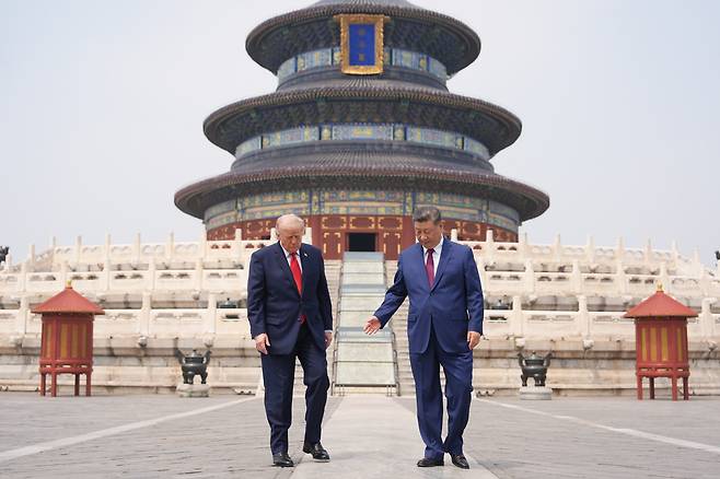 도널드 트럼프 미국 대통령(왼쪽)이 2026년 5월 14일 목요일 베이징 천단공원에서 시진핑 중국 국가주석 옆에 서 있다. /연합뉴스