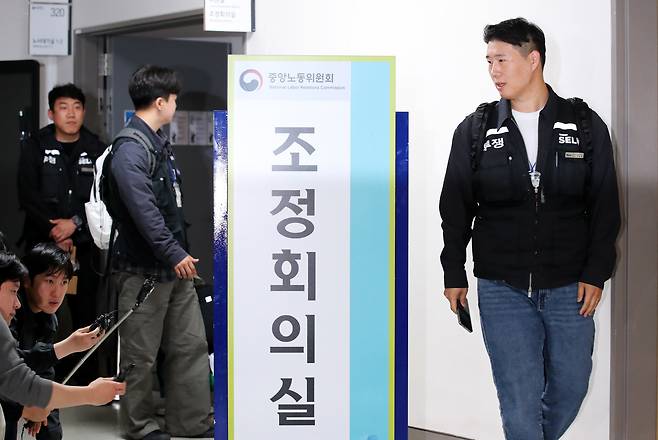 최승호 초기업노조 삼성전자지부 위원장과 교섭대표들이 13일 새벽 세종시 정부세종청사 중앙노동위원회에서 열린 사후조정 회의가 최종 결렬되며 협상장을 떠나고 있다./뉴스1