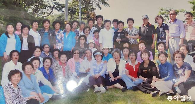 로이스 윌슨 목사는 1981년 1월 5·18피해자 어머니들을 만나 아픔을 나눴고 이 어머니들은 나중에 오월어머니집을 만들었다. 오월어머니집 회원들이 경남 김해시 봉하마을을 찾아 고 노무현 대통령과 찍은 사진. 이형주 기자 peneye09@donga.com