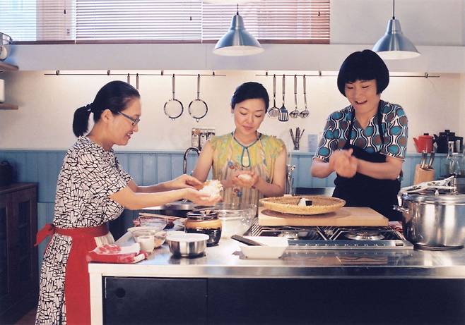핀란드 헬싱키에서 일식당을 운영하는 내용을 그린 영화 ‘카모메 식당’. 배우자와 자녀가 없는 마사코(왼쪽)는 20년간 부모님을 간병했고, 두 분을 떠나보낸 후 핀란드로 여행을 떠났다. 1인 가구는 가족이 아플 경우 간호를 맡는 경우가 많다.                  엔케이컨텐츠 제공