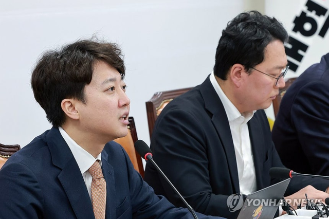 개혁신당 이준석 대표가 지난 9일 국회에서 열린 최고위원회의에 참석해 발언하고 있다. 오른쪽은 천하람 원내대표. [연합뉴스]