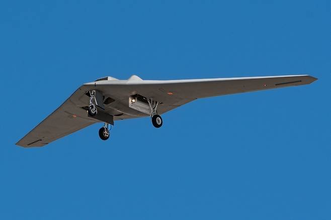 팜데일 공군기지에 착륙 중인 RQ-170 센티넬. RQ-170 센티넬은 미국 공군이 현재 운용 중인 스텔스 정찰 무인기다. 비교적 정제된 형상을 가진 RQ-170과 달리 XRQ-73은 시험용 플랫폼으로, 새로운 기술을 탑재하는 과정에서 외형이 지속적으로 변화하는 특징이 있다. / 엑스 @AircraftSpots