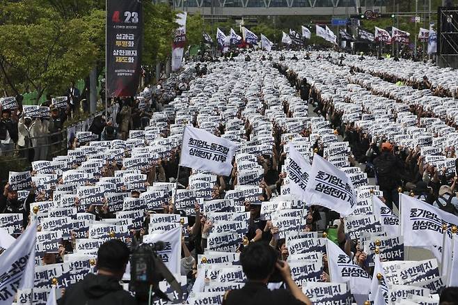 삼성전자노동조합 공동투쟁본부 조합원들이 23일 오후 경기 평택시 삼성전자 평택사업장 앞에서 열린 투쟁결의대회에서 구호를 외치고 있다. 2026.04.23. /사진=뉴시스
