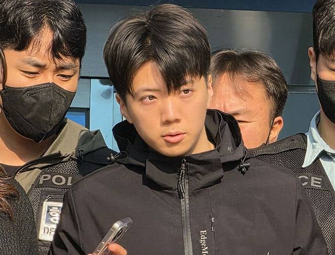 어린이날 광주 도심에서 일면식 없는 여고생을 살해해 살인·살인미수 등의 혐의를 받는 장윤기(23)가 14일 오전 광주 서부경찰서에서 검찰에 송치되고 있다. 장윤기는 이날 광주에선 처음으로 신상이 공개됐다. 2026.5.14 /사진=뉴스1