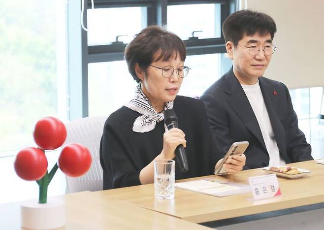 27년간 초등학생을 가르치고 퇴직한 홍은경씨가 스승의날을 하루 앞두고 14일 사랑의열매에 1억원을 기부하고 '아너 소사이어티' 회원으로 가입한 뒤 기부 소감을 발표하고 있다./사진=사랑의열매 제공