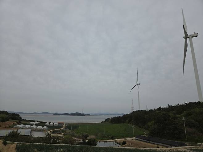 지난달 29일 전남 무안군 운남면 송아무개씨 자택(가운데 주황색 지붕)과 280미터 떨어져 있는 풍력발전기의 모습. 최원형 기자