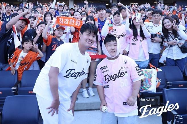 한화 이글스 박준영이 10일 대전 한화생명 볼파크에서 열린 엘지(LG) 트윈스와 경기에서 승리 투수가 된 뒤 응원 단상 인터뷰를 마치고 어린이 팬과 기념 사진을 찍고 있다. 한화 이글스 제공