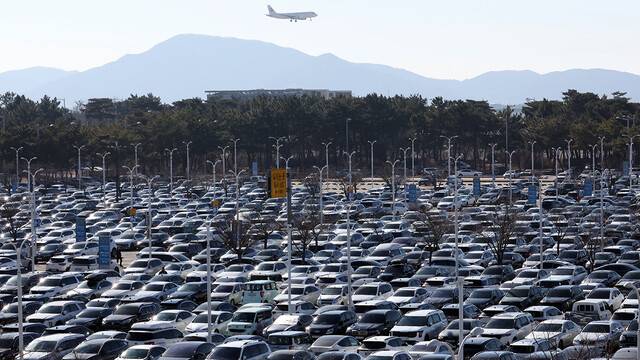 지난 1월 인천국제공항 제1여객터미널 장기주차장이 이용객 차량으로 꽉 차 있다. 연합뉴스