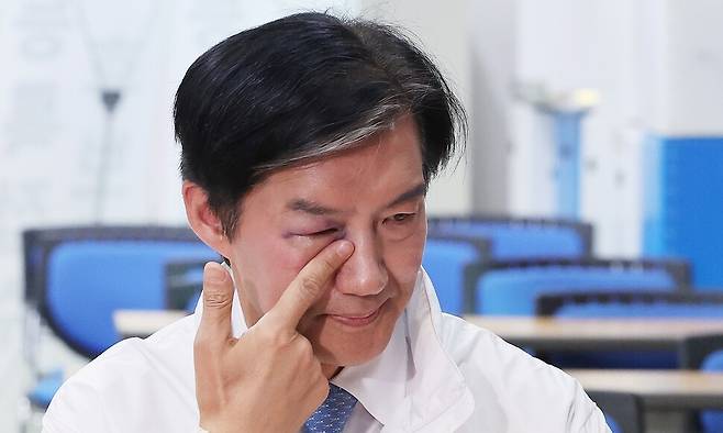경기 평택을 국회의원 재선거에 출마한 조국 조국혁신당 후보가 14일 경기도 평택시선거관리위원회에서 후보 등록을 하며 일정 중 다쳐 멍든 눈을 만지고 있다. 연합뉴스