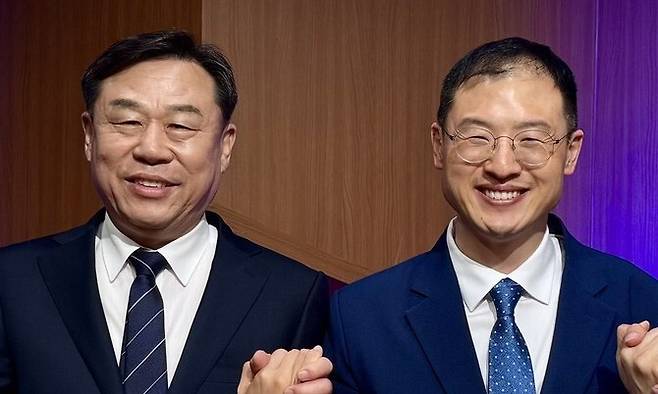 왼쪽부터 김종훈(진보당)·김상욱(더불어민주당) 울산시장 후보가 지난달 30일 열린 울산시장 단일화 관련 3자 토론회에 참석해 기념사진을 찍고 있다. 김종훈 후보 제공