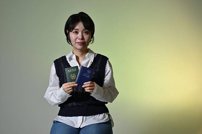어머니와 자신의 여권을 들어 보이는 남유하 작가. 스위스에서 돌아오지 못한 어머니는 여권을 다시는 쓰지 못했다. 강예진 기자