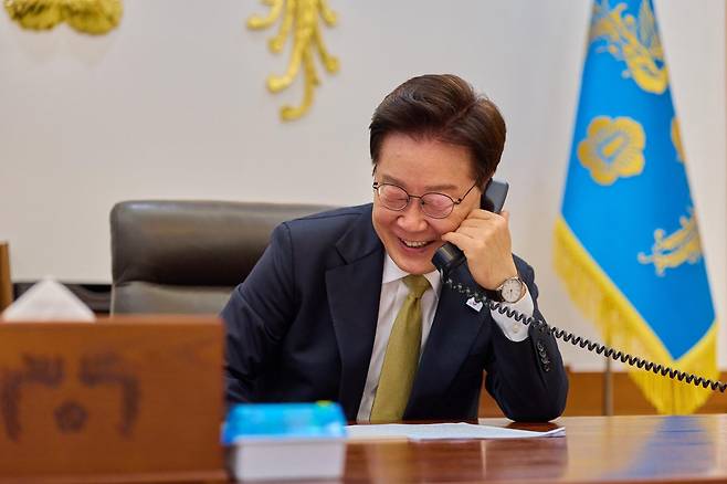 이재명 대통령이 14일 청와대 본관 집무실에서 클라우디아 셰인바움 파르도 멕시코 대통령과 통화하고 있다. 청와대 제공