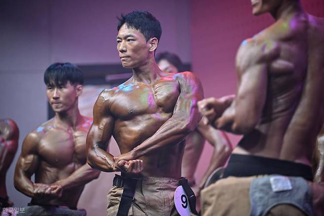 참가자들이 국제보디빌딩연맹 공식 규정 포즈를 취하고 있다. 심사에는 서울시 보디빌딩협회 관계자 등 전문위원 3명이 참여했다. 정다빈 기자