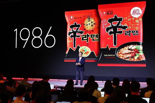 조용철 농심 대표이사가 13일 ‘신라면 40주년 기자간담회’에서 브리핑을 하고 있다. [연합뉴스]