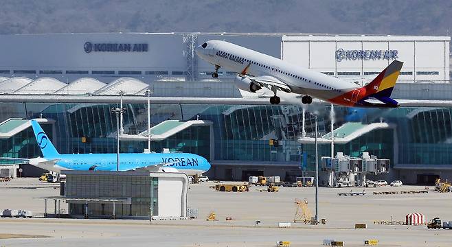 인천국제공항 계류장에서 항공기가 이륙하고 있다. 뉴스1