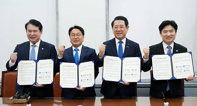 김영록 전라남도지사가 지난 1월 14일 국회의원회관에서 열린 ‘광주·전남 행정통합 시도지사-교육감 4자 회담’에 참석해 강기정 광주광역시장, 김대중 전남도교육감, 이정선 광주시교육감과 공동합의문에 서명한 뒤 기념촬영을 하고 있다. 뉴스1