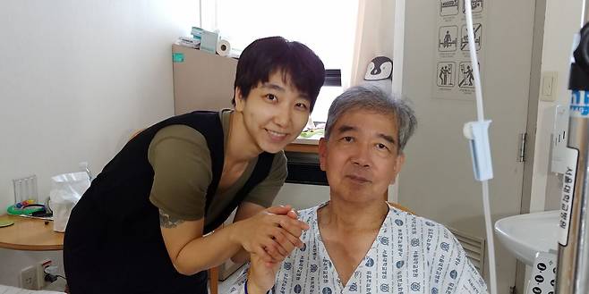 2018년 방광암 수술을 받기 위해 입원한 정현채 교수가 큰딸(왼쪽)과 함께 찍은 사진. 사진 정 교수